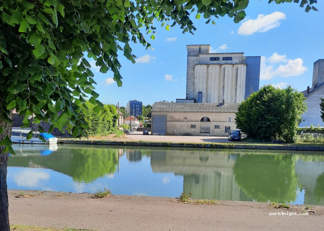 (89700) Tonnerre - 110 Quai du Canal — foto 2