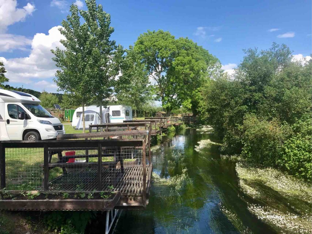 Riverside Gardens Campsite — foto
