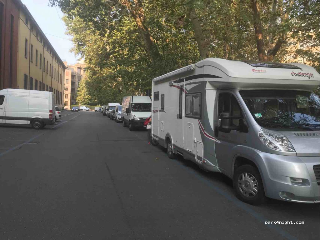 (20121) Milano - 2/4 Via Marina — foto