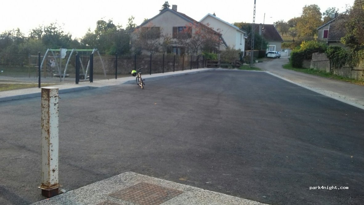 (52360) Neuilly-l'Évêque - 31 Place de la Mairie — foto 3