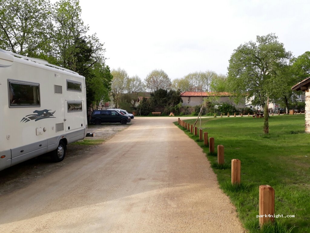 (40410) Moustey - 44 Place des 2 Eglises — foto 2
