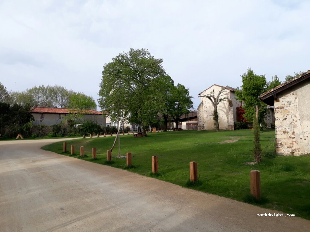 (40410) Moustey - 44 Place des 2 Eglises — foto 3