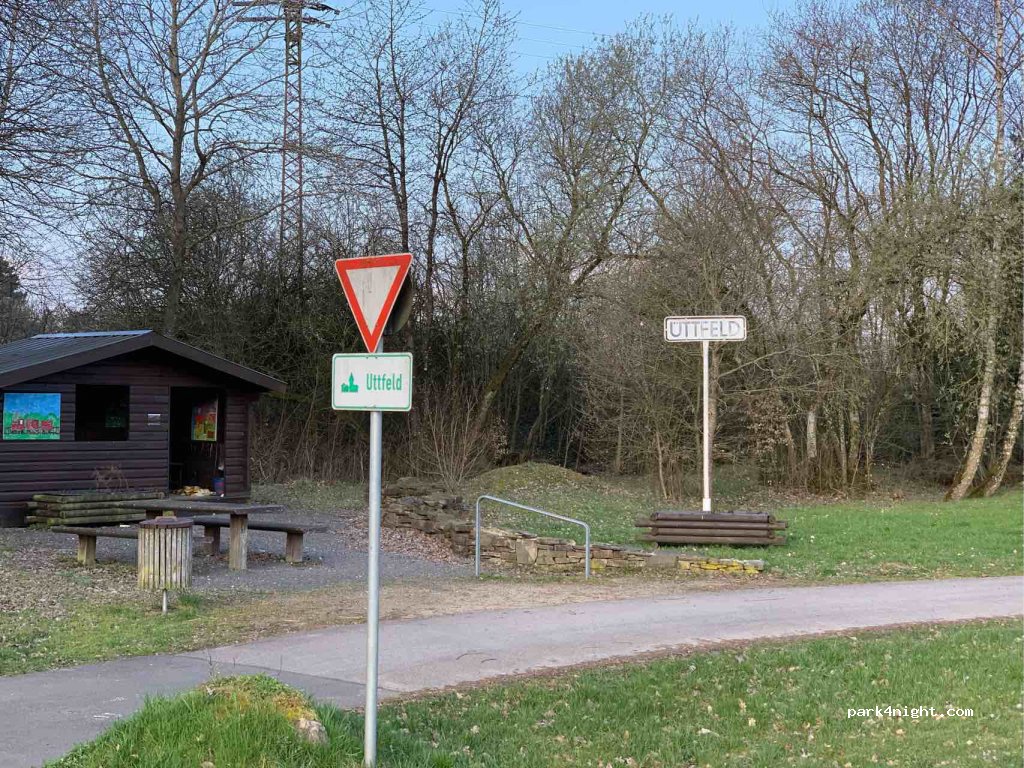 (54619) Üttfeld - 3 Raiffeisenstraße — foto
