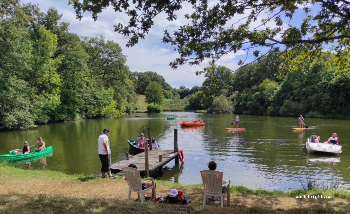 Les Logis de L'Oumois, camping au bord de l'eau — foto