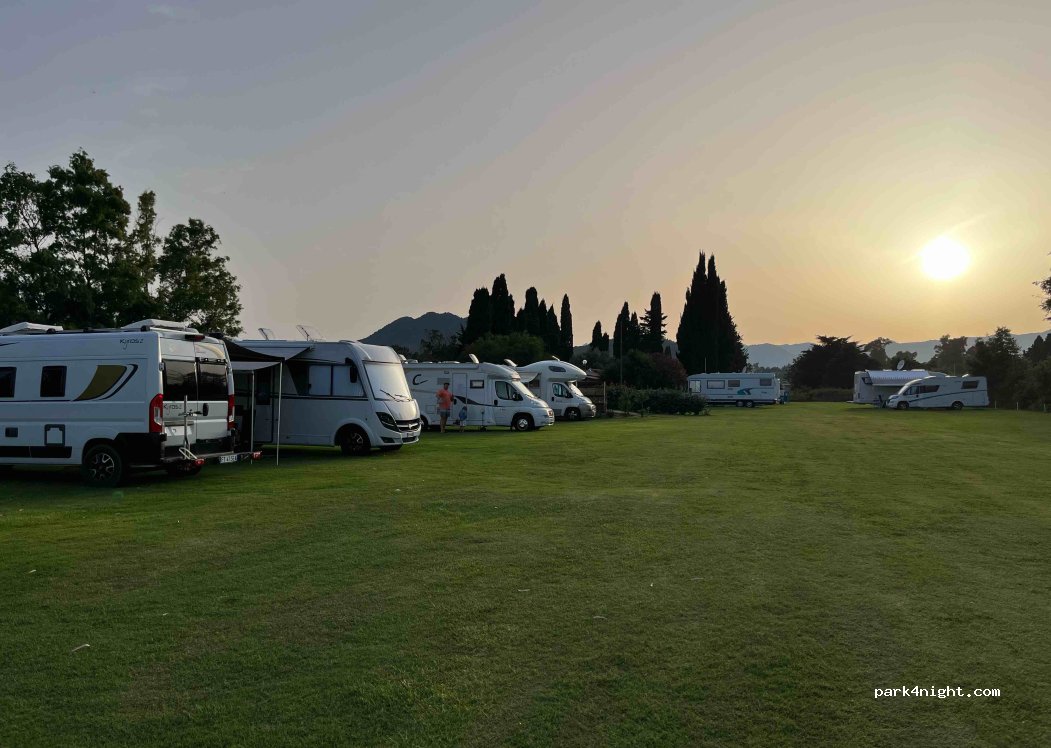 Parcheggio Auto /Camper — foto
