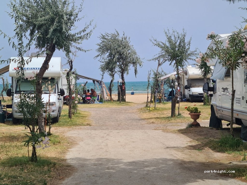 Parco Vacanze Eden Blu | Camping & Area per Camper — foto 2