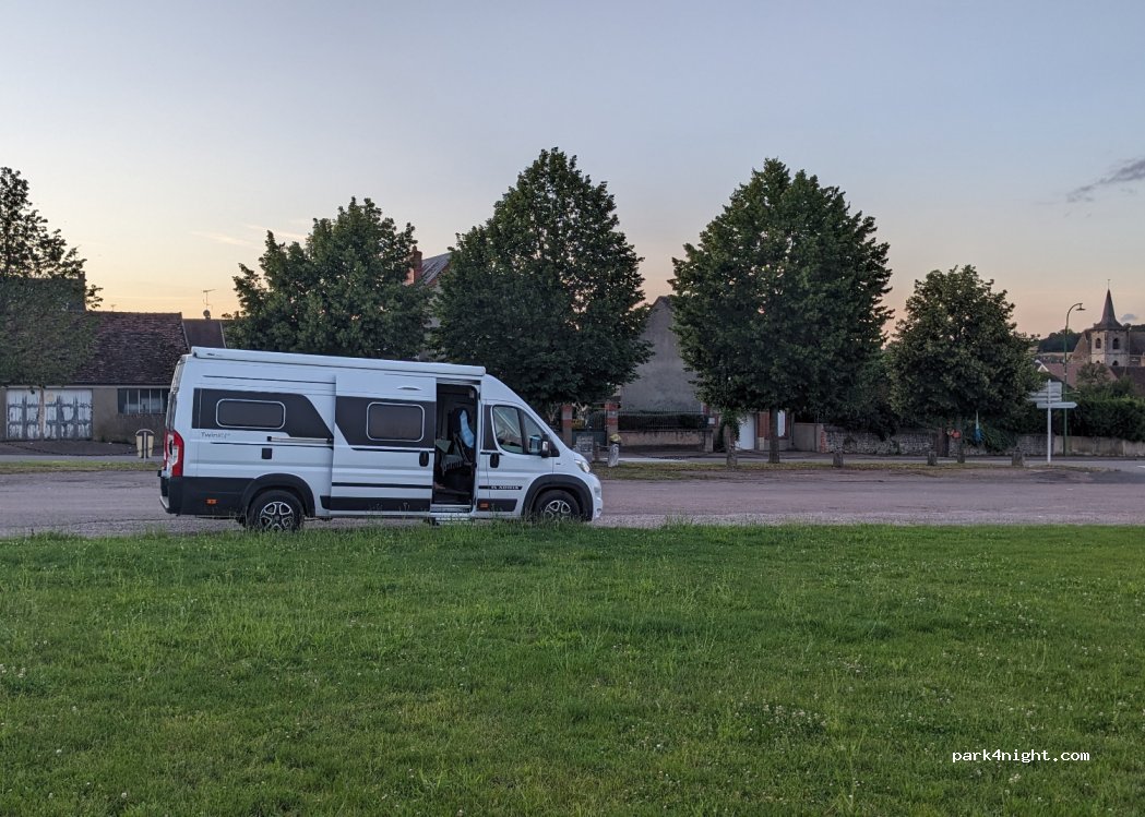 (58800) Corbigny - Place du marché — foto