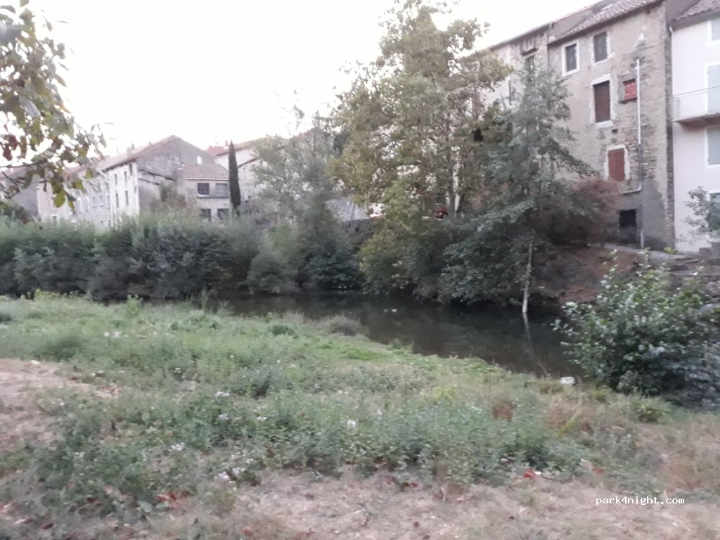 (34220) Riols - 50 Place du Foirail — foto