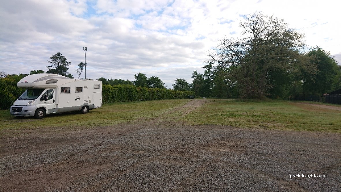 (40110) Ygos-Saint-Saturnin - 83 Route du Stade — foto