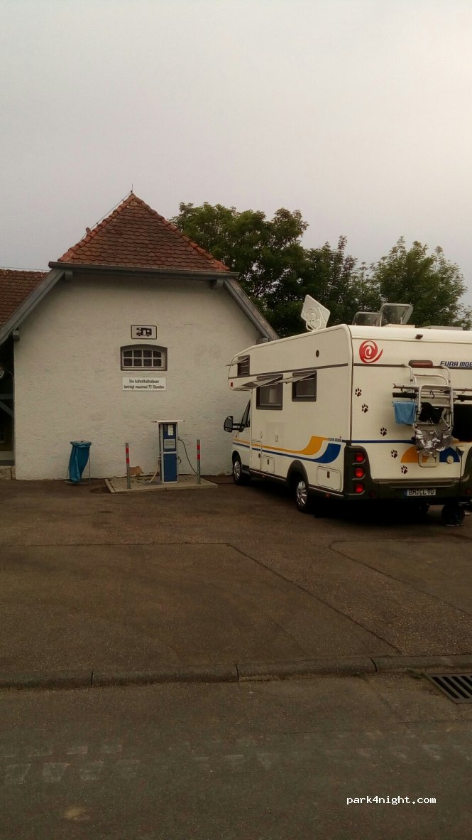 Wohnmobilstellplatz am Freibad in Schwaigern — foto