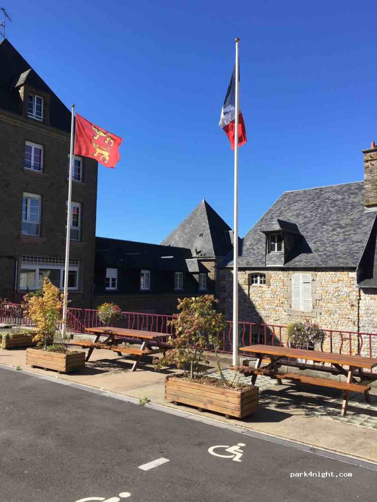 (50140) Mortain - Place des Arcades — foto