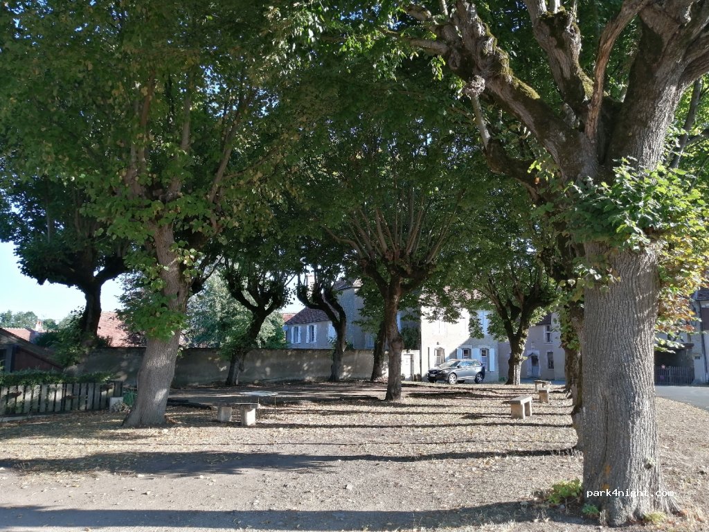 (18600) Sagonne - 5 Place de l'Église — foto 2