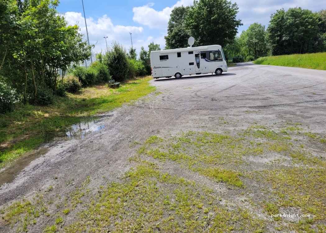 Reisemobil parking sportpark Veert — foto 2