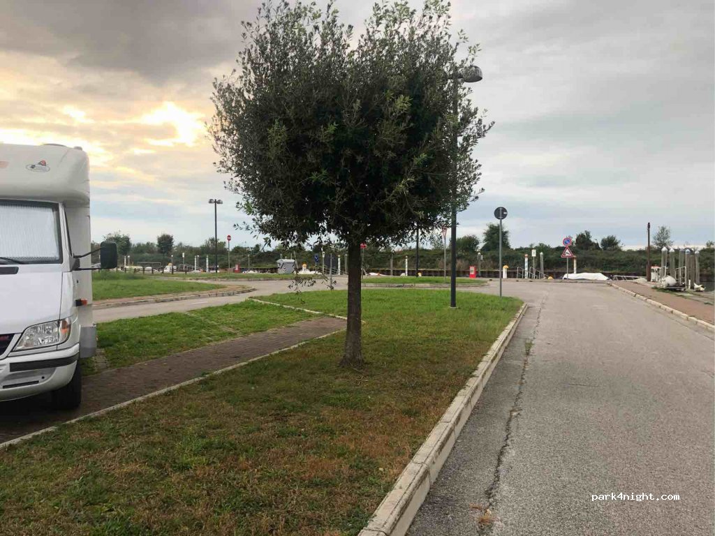(33050) Marano Lagunare - Riva Canal de Maran — foto