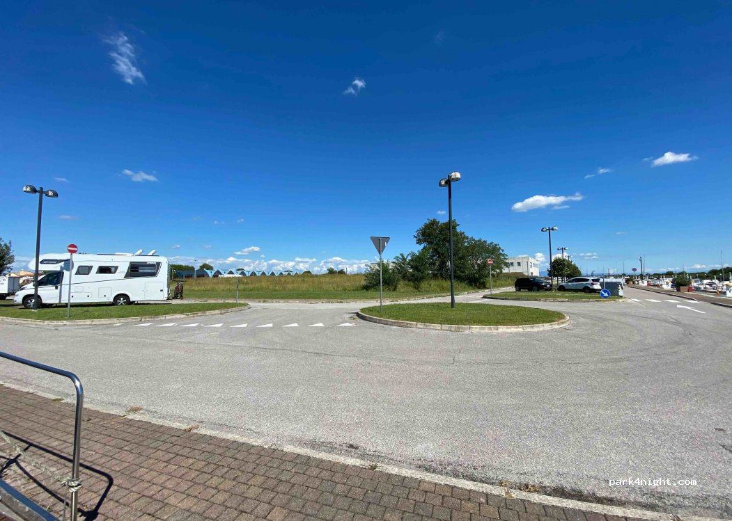 (33050) Marano Lagunare - Riva Canal de Maran — foto 2