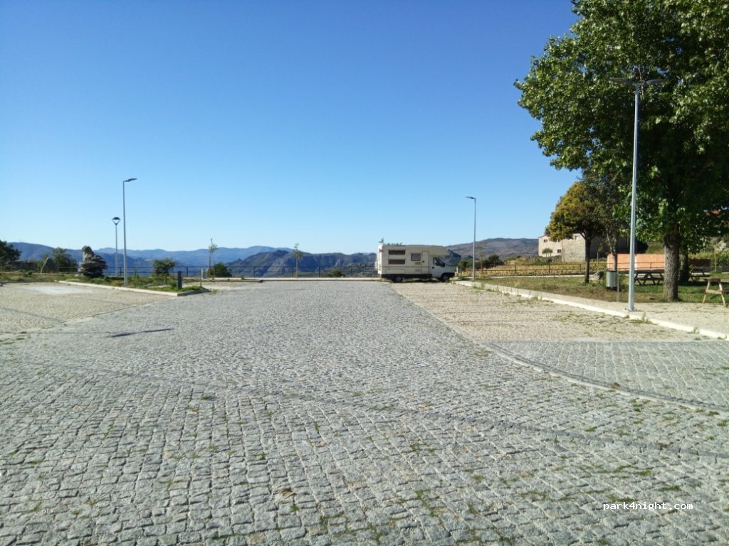 (5470-370) Pitões das Junias - 12 Rua de Chães — foto
