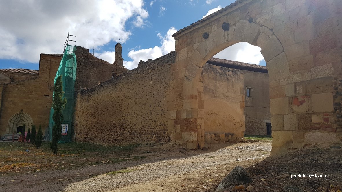 (24217) Mansilla Mayor - 1011 Avenida del Monasterio — foto