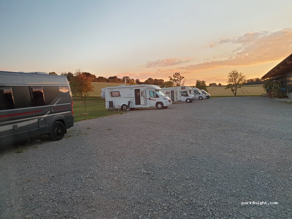 Wohnmobil Stellplatz Bauernhof Rinderknecht — foto