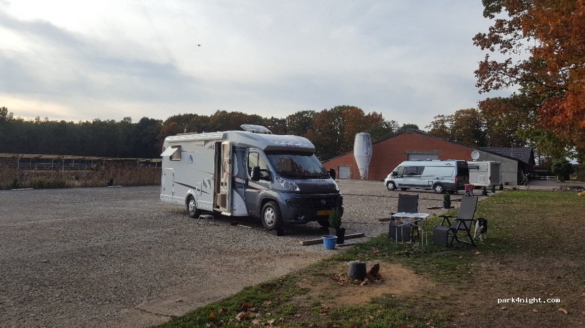 Totale rust en stilte natuur mobilhome parking — foto 2
