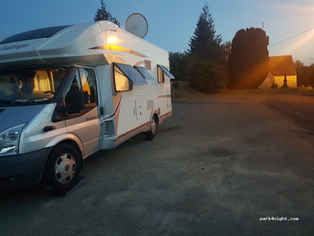 (61420) Ravigny - Le Bourg — foto