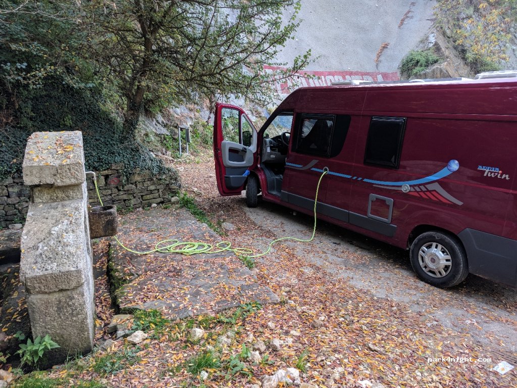 (21208) Svinišće - Unnamed Road — foto