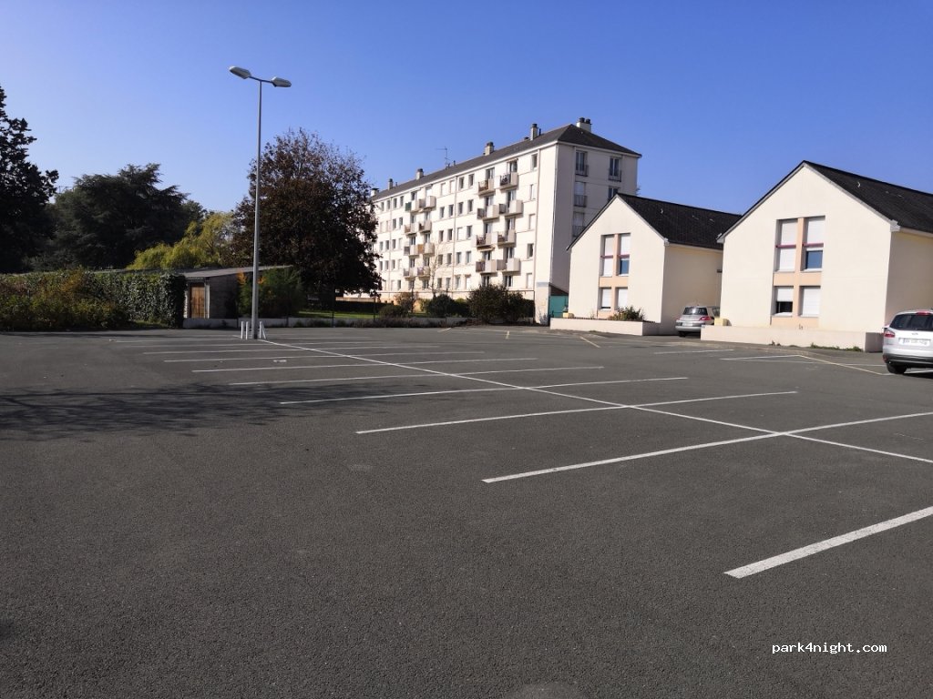 (49000) Angers - 2 Square des Hautes Fouassières — foto