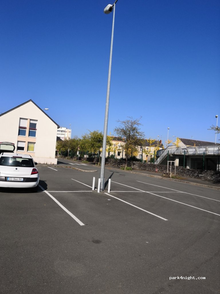 (49000) Angers - 2 Square des Hautes Fouassières — foto 2