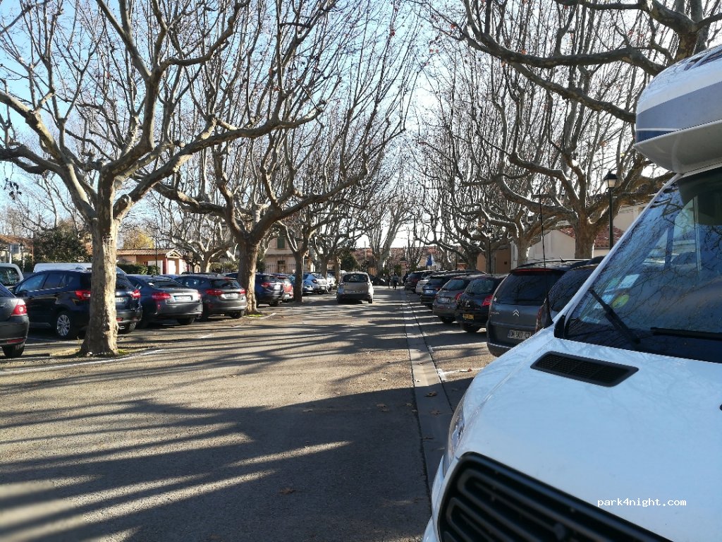 (13520) Maussane-les-Alpilles - 1 Place Henri Giraud — foto
