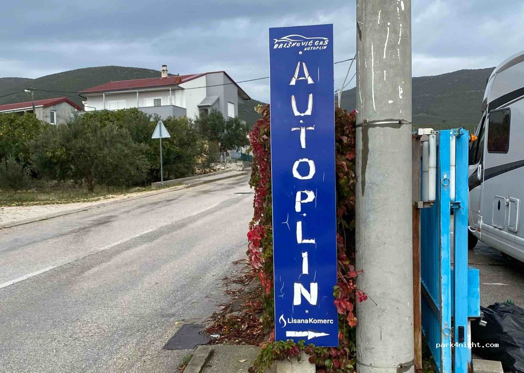 (21216) Kaštel Novi - 263 Rudine ulica — foto
