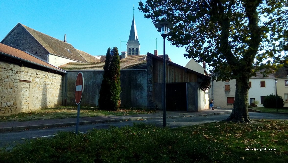 (71220) Saint-Bonnet-de-Joux - 40 Place Poste — foto