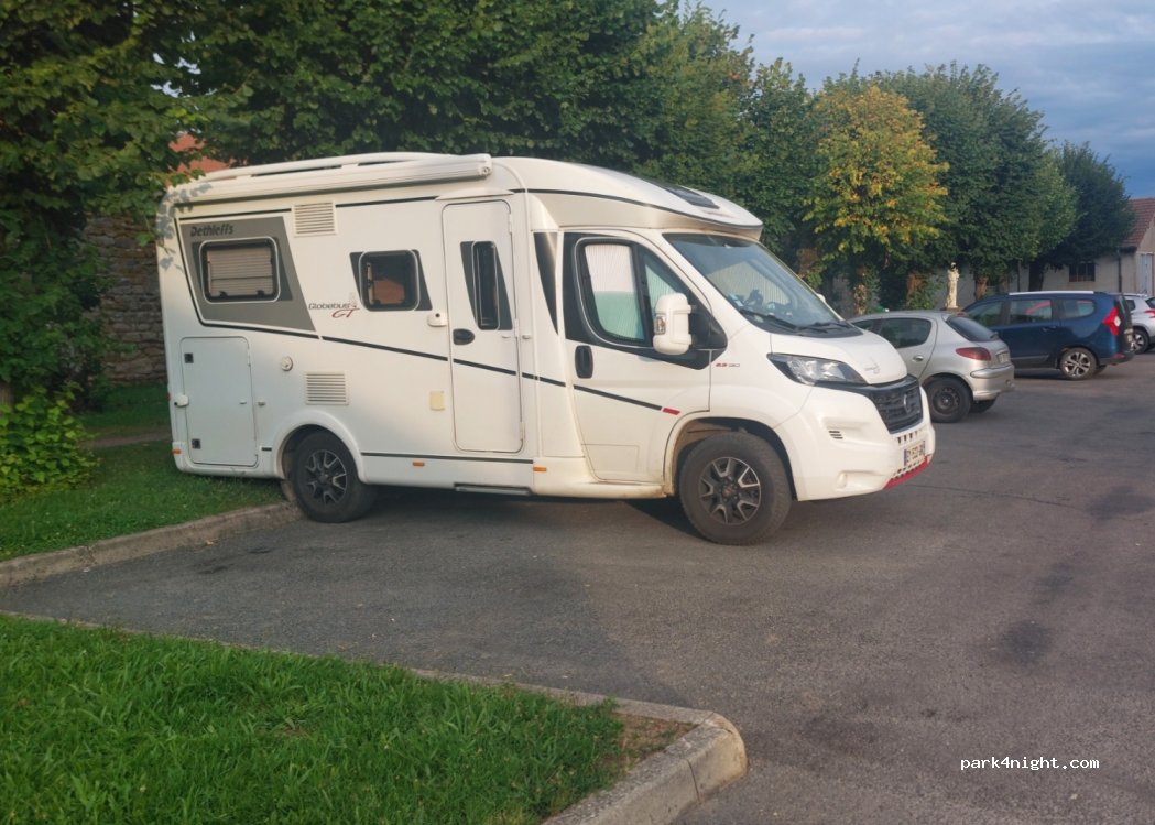 (71220) Saint-Bonnet-de-Joux - 40 Place Poste — foto 3