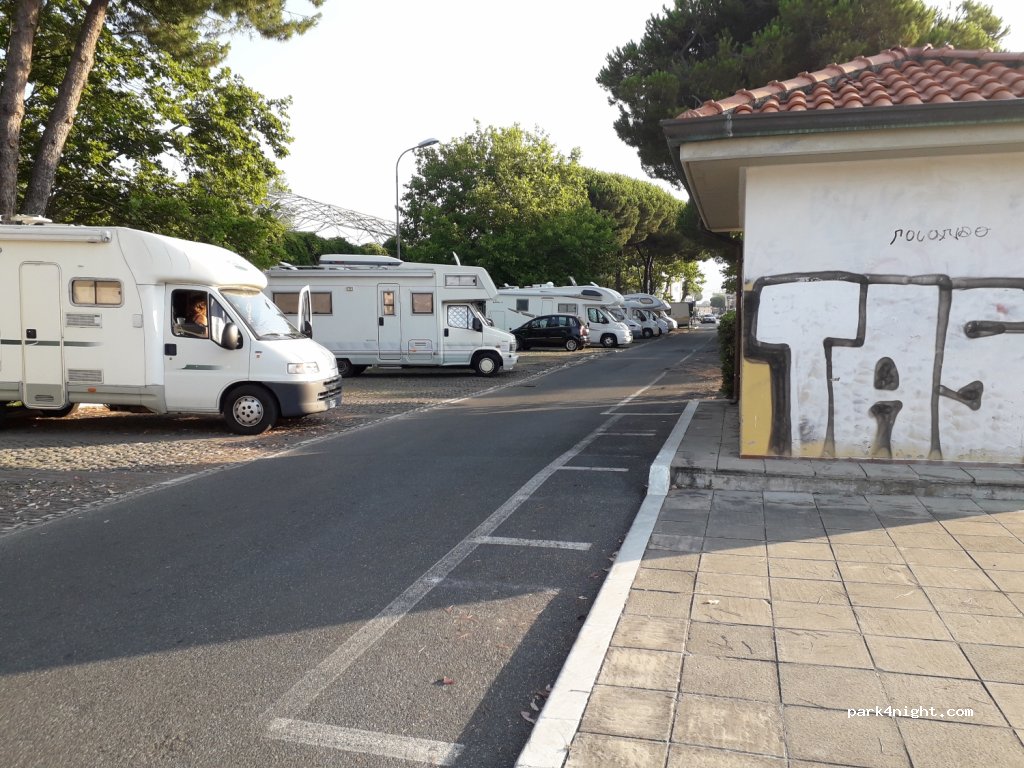 (54033) Marina di Carrara - 59 Viale Cristoforo Colombo — foto 2
