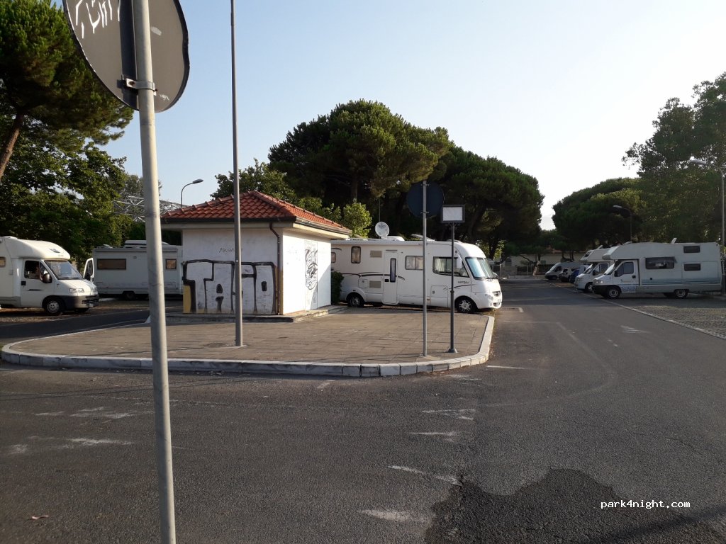 (54033) Marina di Carrara - 59 Viale Cristoforo Colombo — foto 3