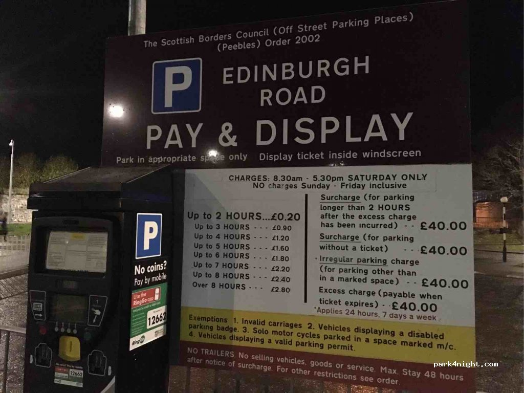 (EH45 8EJ) Peebles - 3 Station Bank — foto