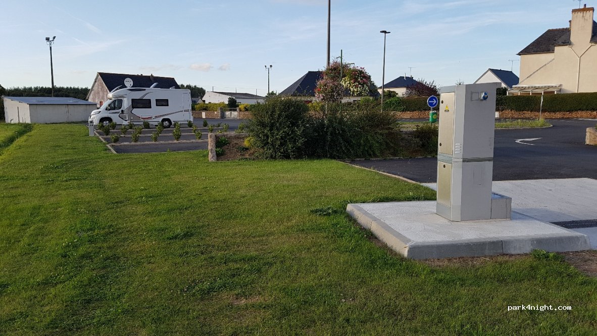 (22170) Plouagat - 2 La Grand Rue — foto 2