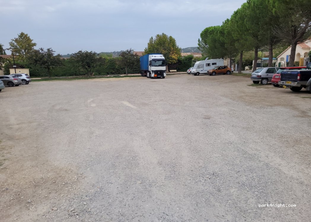 (13890) Mouriès - 1 Avenue Frédéric Mistral — foto