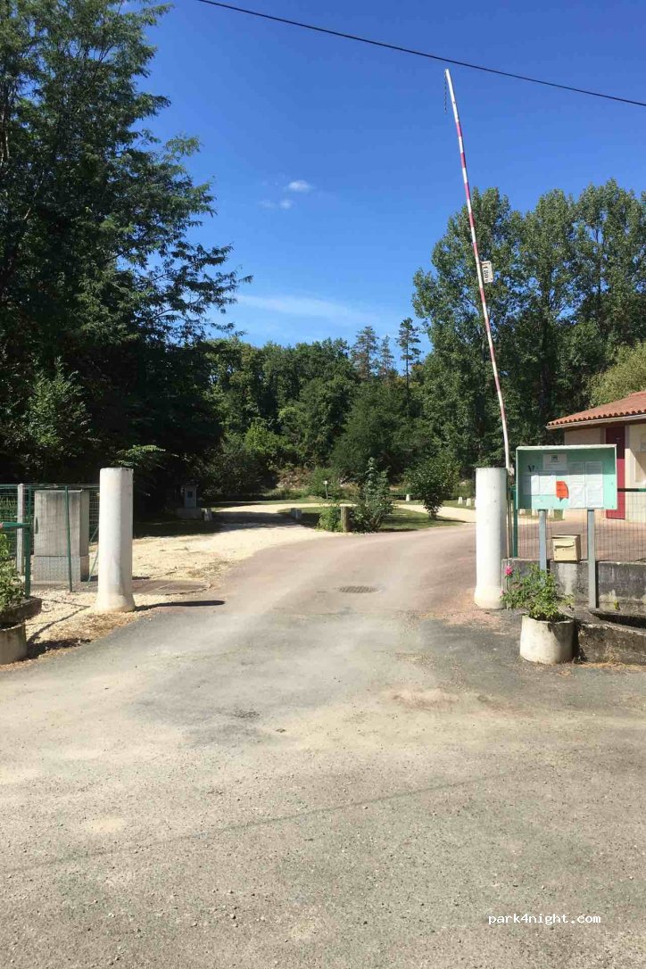 Camping municipal St-Pierre-de-Côle — foto