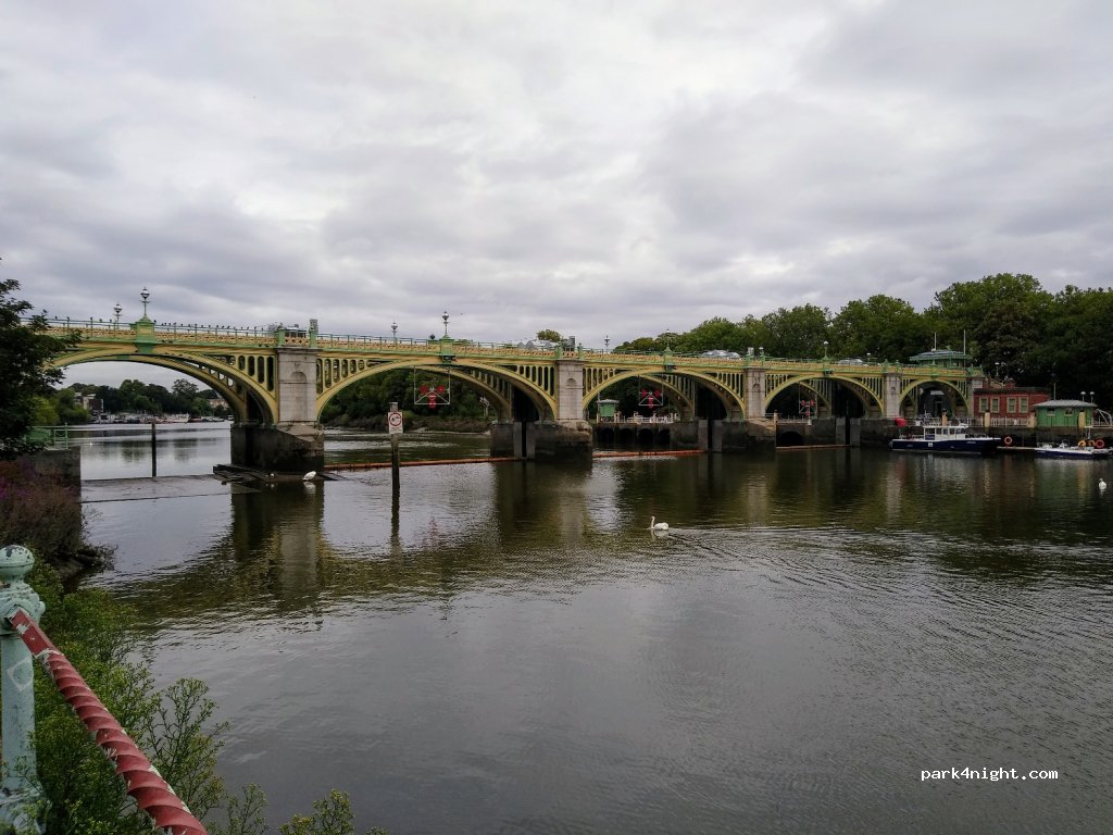 (TW1 1QX) Twickenham - Saint Peter's Road — foto