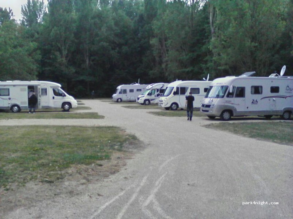 Aire de camping-car Château-Larcher — foto 2