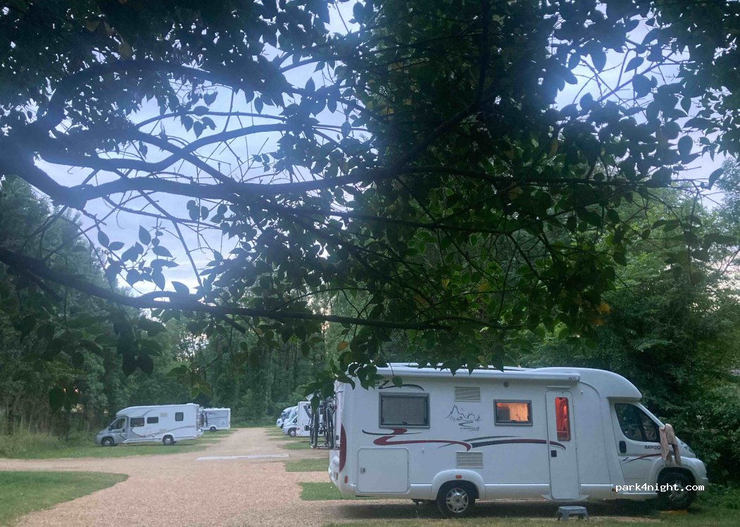 Aire de camping-car Château-Larcher — foto 3
