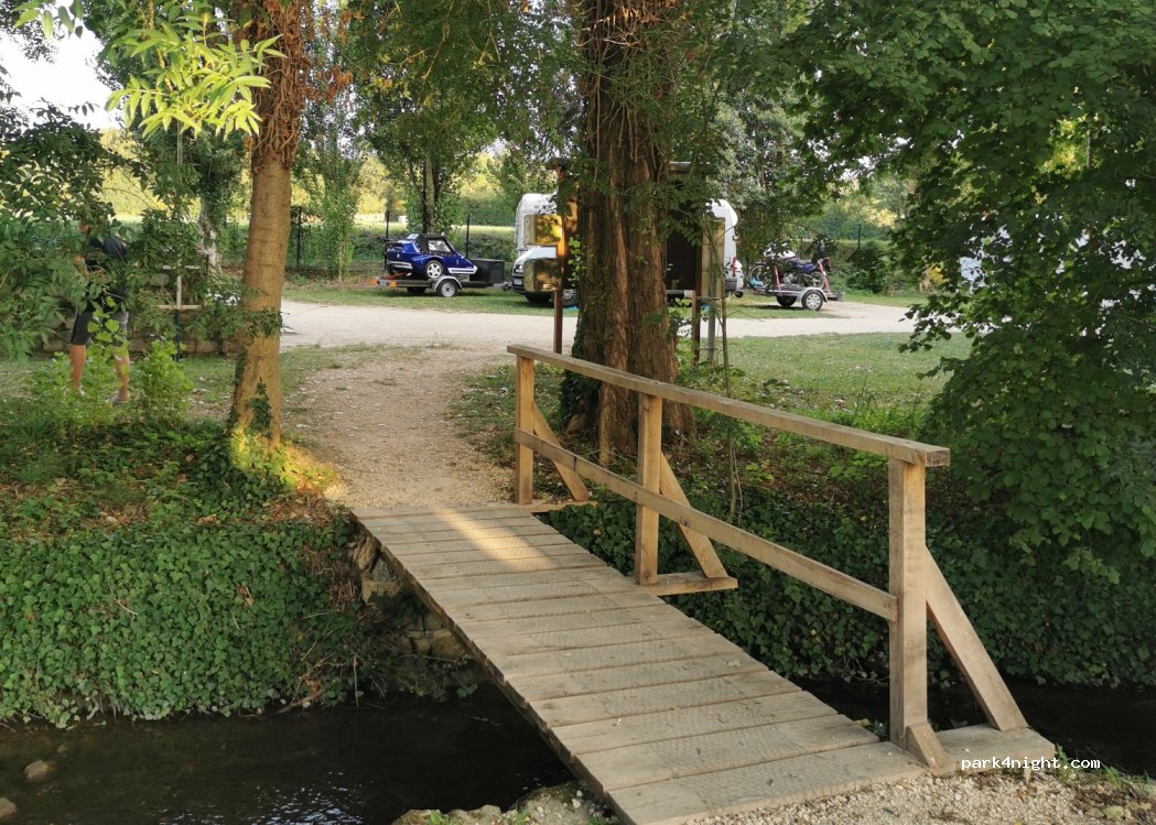 Aire de camping-car Château-Larcher — foto 4
