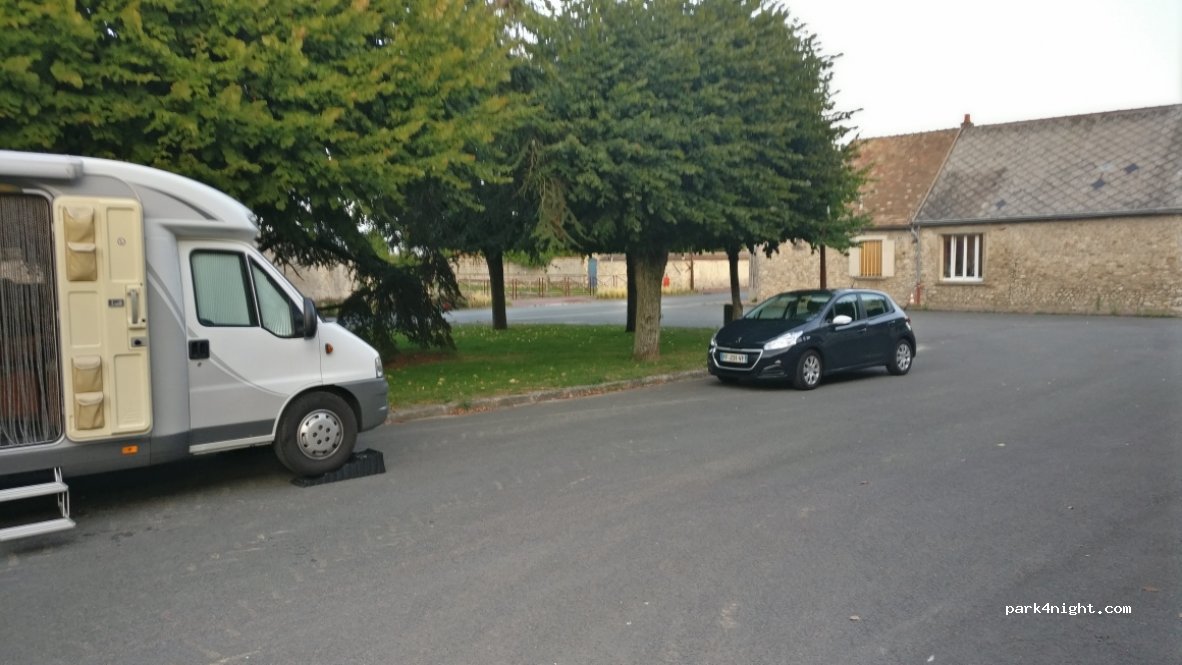 (78660) Allainville - 1 Place de l'Église — foto 2