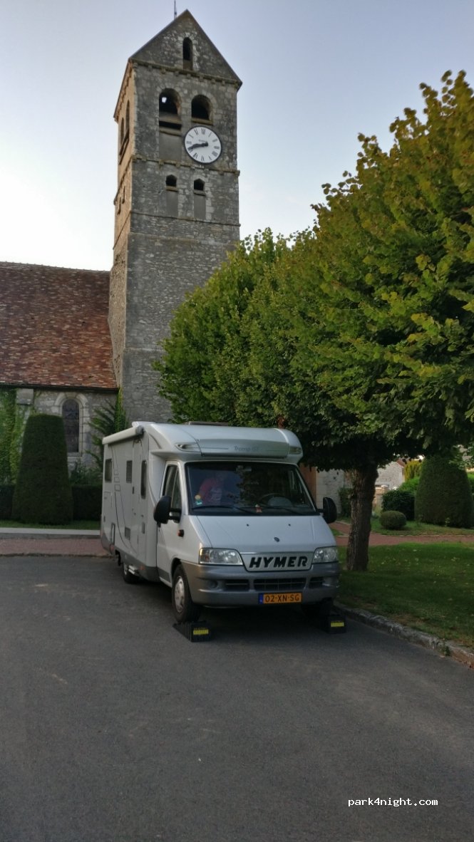 (78660) Allainville - 1 Place de l'Église — foto 3