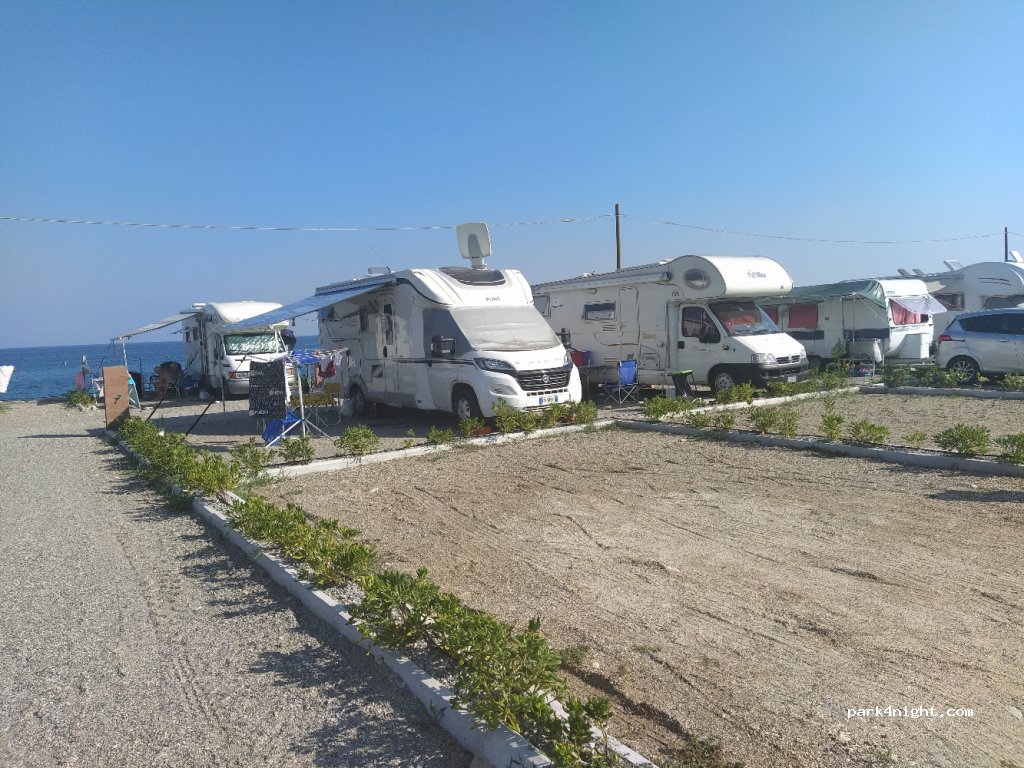Area sosta camper i bronzi — foto