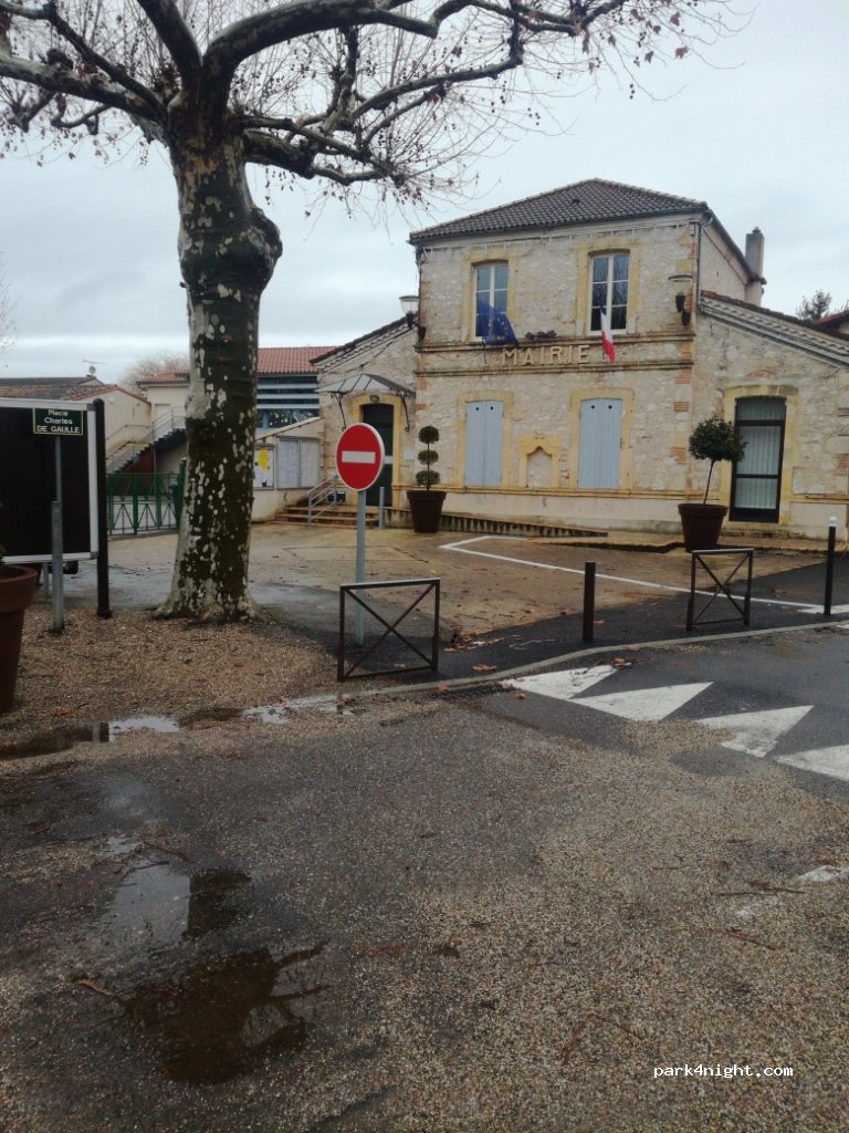 (47310) Roquefort - 32 Place Charles de Gaulle — foto 3