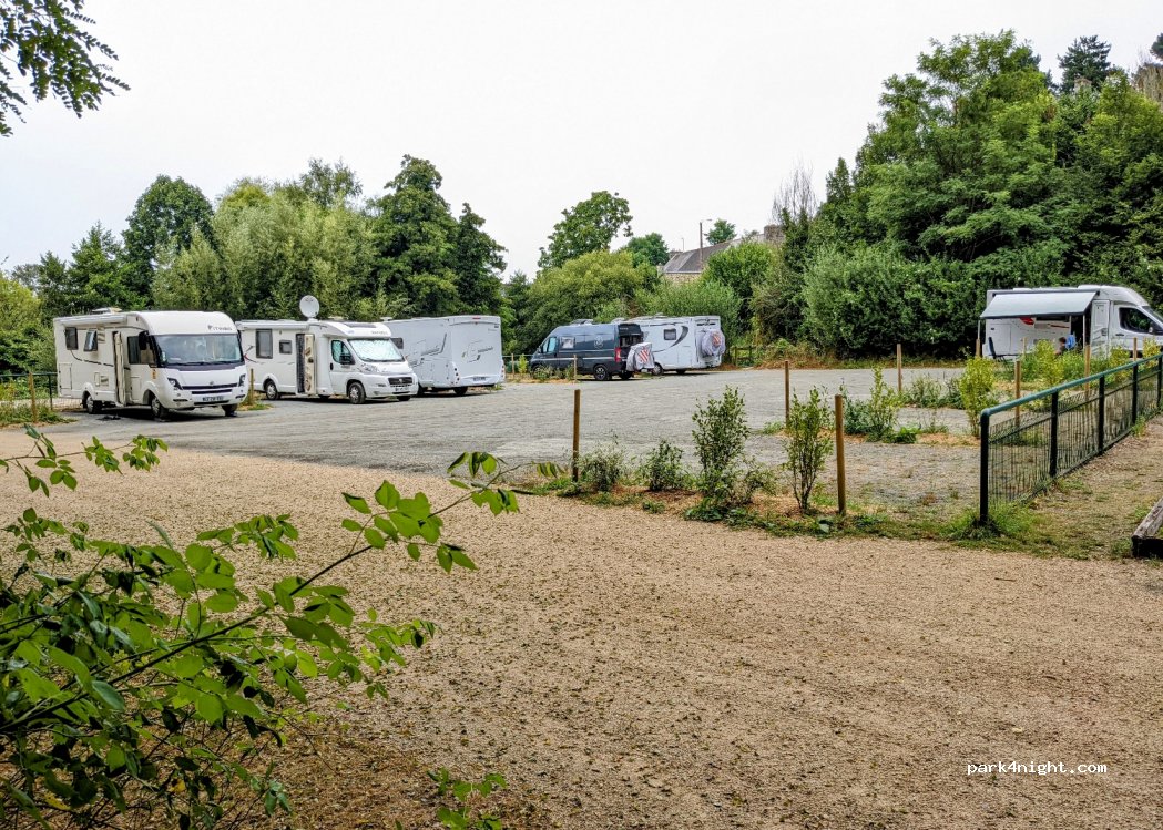 Aire camping car Belle-Isle-en-Terre — foto 2