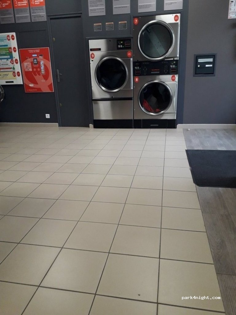 (30300) Jonquières-Saint-Vincent - 10 Place de la Mairie — foto