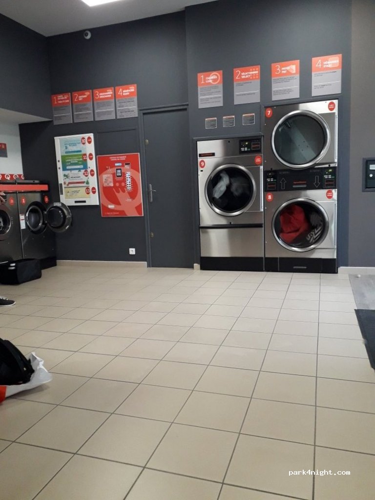 (30300) Jonquières-Saint-Vincent - 10 Place de la Mairie — foto 2