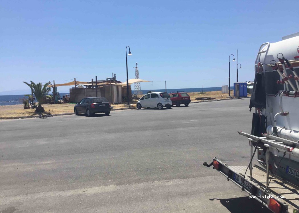 (240 05) Messene - Au port de Petalidi, Parking du phare — foto