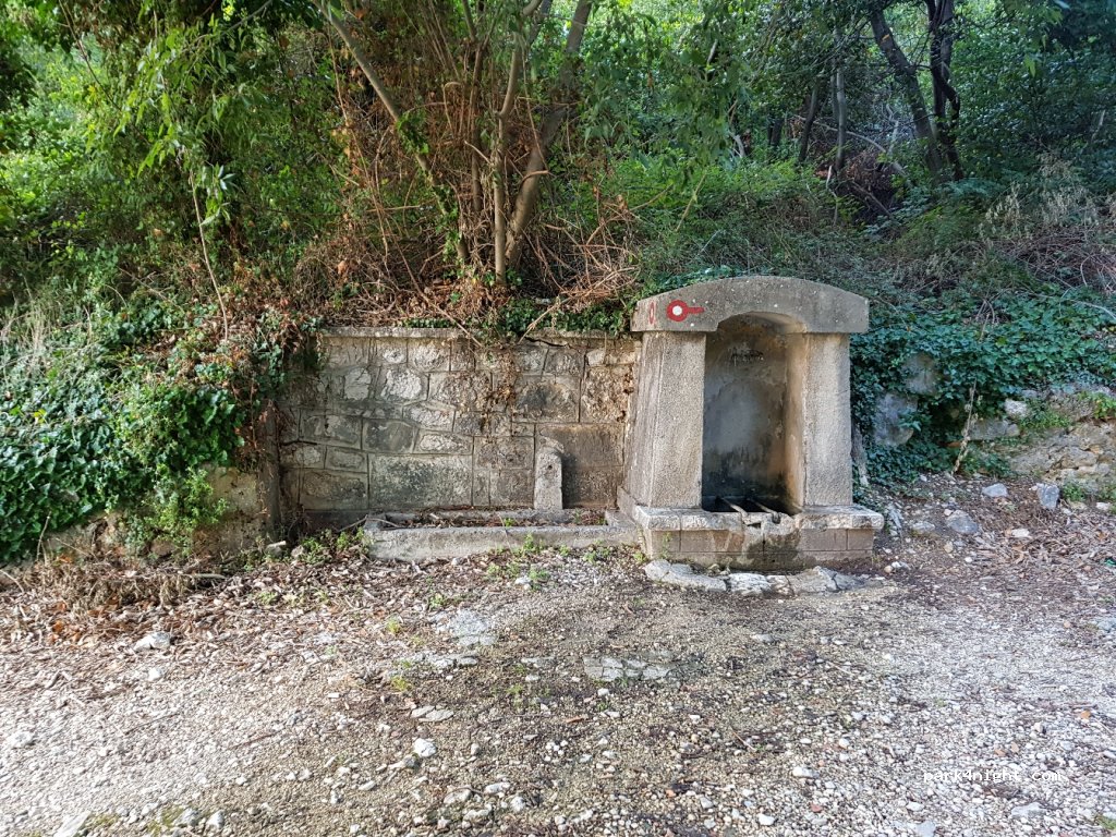 (21329) Živogošće - 137 D8 — foto 2
